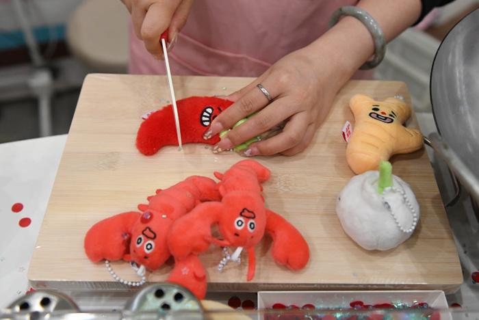成人“過(guò)家家”來(lái)了！長(zhǎng)沙湘菜版jellycat受捧