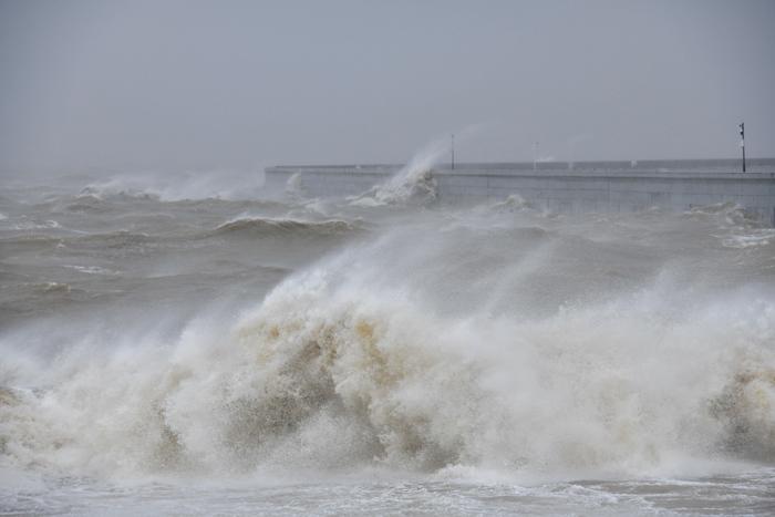 強臺風(fēng)逼近 ?？诟浇Ｓ蛳凭蘩?>
     <p>強臺風(fēng)逼近 海口附近海域掀巨浪</p>
</a><a href=