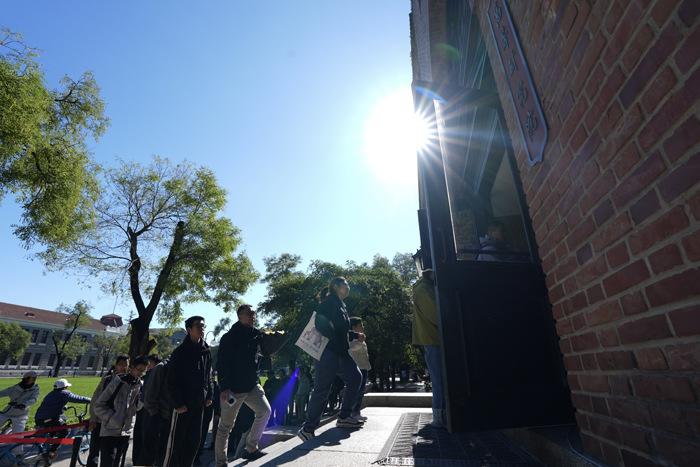 民眾清華大學(xué)緬懷楊振寧