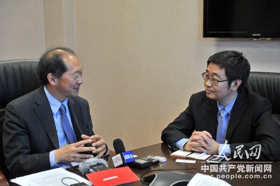 納扎爾巴耶夫大學(xué)校長接受人民日報人民網(wǎng)記者采訪。