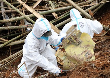 武警官兵分批次、分區(qū)域搜索