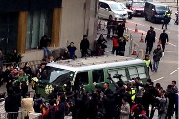 邵逸夫遺體移送火葬場(chǎng)靈車(chē)布置簡(jiǎn)單車(chē)頭綁花球