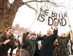 “悍婦死了”英國(guó)勞工聚集慶祝撒切爾夫人離世