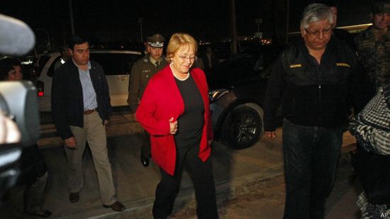 智利總統(tǒng)赴災(zāi)區(qū)視察因余震被迫隨民眾撤離(圖)