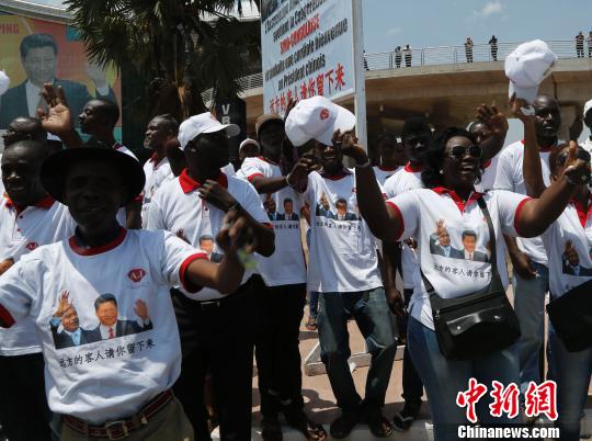 習(xí)近平抵達(dá)布拉柴維爾數(shù)萬(wàn)民眾夾道歡迎(圖)