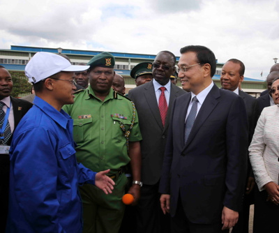 李克強(qiáng)參觀肯國(guó)家青年服務(wù)隊(duì):青年就業(yè)是國(guó)家的希望