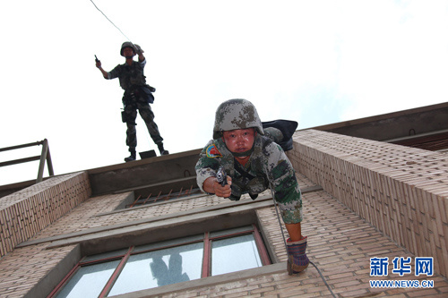 解放軍槍王苦練心理素質(zhì)深夜到墳場(chǎng)對(duì)視墓碑