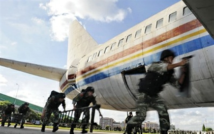 直擊武警特戰(zhàn)隊反劫機(jī)演練2秒鐘解救全部人質(zhì)