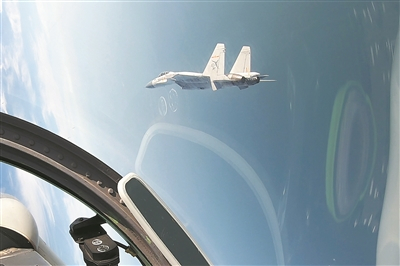 云端對決練攻防 海軍航空大學(xué)某團(tuán)緊貼實(shí)戰(zhàn)開展空中對抗訓(xùn)練