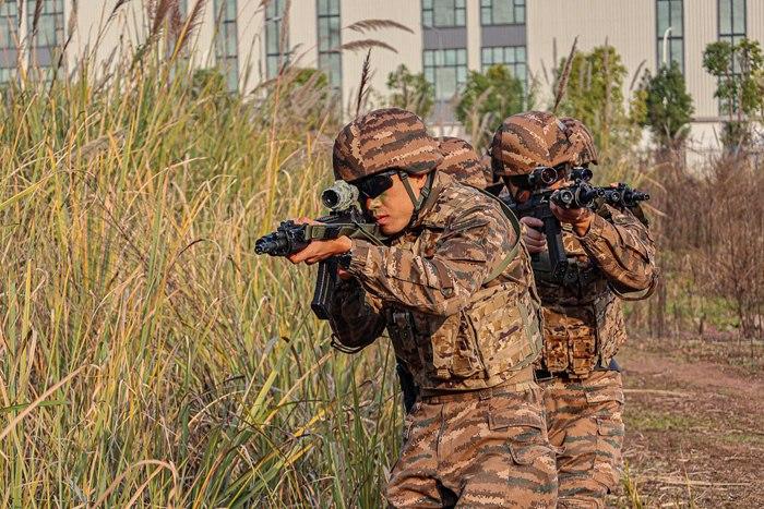 寒冬礪劍！重慶武警特戰(zhàn)隊員冬日練兵忙