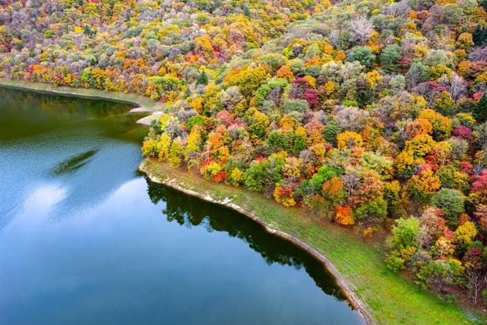 秋染白山湖風(fēng)景區(qū) 彩林宛如大自然的調(diào)色盤