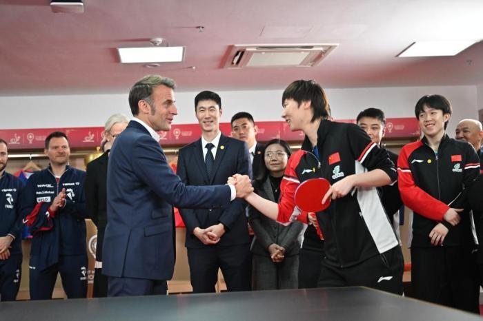 法國總統(tǒng)馬克龍與國乒運(yùn)動(dòng)員切磋球技
