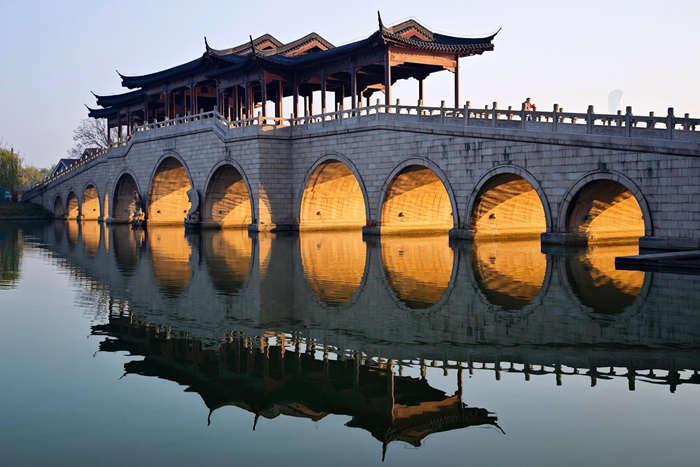 驚艷！蘇州金雞湖上演“金光穿洞”冬日景觀