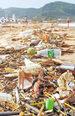 臺(tái)灣6.3級(jí)強(qiáng)震4秒逃命萬里翡翠灣成垃圾海灘