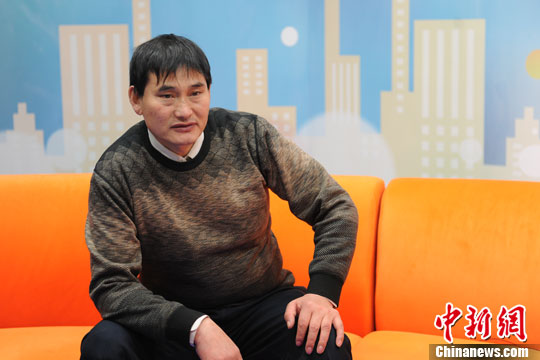 大衣哥為慈善賣(mài)大衣否認(rèn)炒作:做得再對(duì)也有人說(shuō)